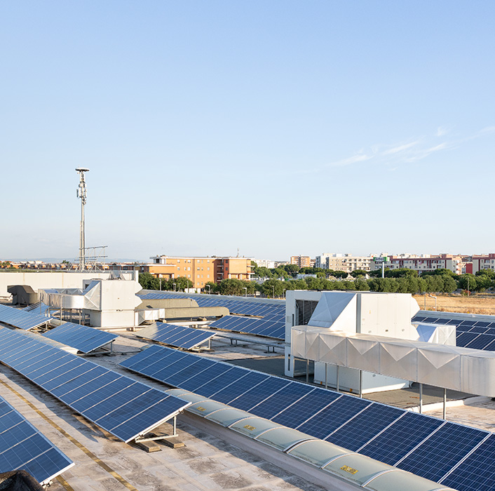 Clivet AQX AHUs and photovoltaic panels installed on the roof of the Mongolfiera shopping centre in Lecce